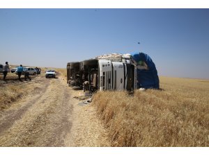 Saman yüklü kamyon devrildi: 6 yaralı