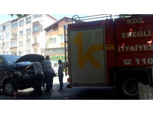 Minibüse giren yavru kedi itfaiye ekiplerine zor anlar yaşattı