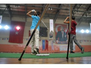 Golfçüler halı ve fileyle şampiyonaya hazırlanıyorlar