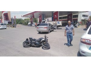 Otomobil ile motosiklet çarpıştı: 3 yaralı