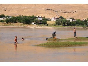 Serinlemek için Dicle Nehri’ne giren 20 yaşındaki genç suda kayboldu