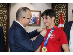 Vali Atik Siirtli güreşçileri makamında kabul etti