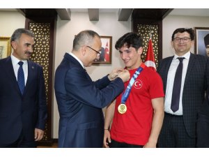 Siirt Valisi, Kayseri Şekersporlu Milli Güreşçileri Makamında Kabul Etti