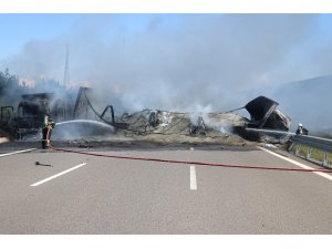 TEM Otoyolu’nda 3 araç alev alev yandı