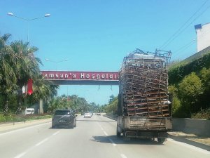 Somya yüklü kamyonet trafikte tehlike saçtı