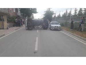 Park halindeki otomobile çarptı; 1 yaralı
