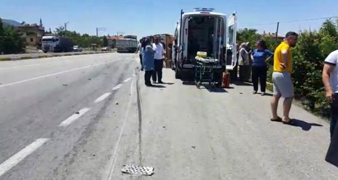 Tır ile otomobil çarpıştı, 4 kişi hayatını kaybetti