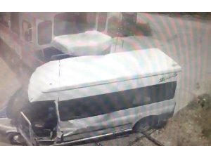 Yük treni minibüse böyle çarpmış