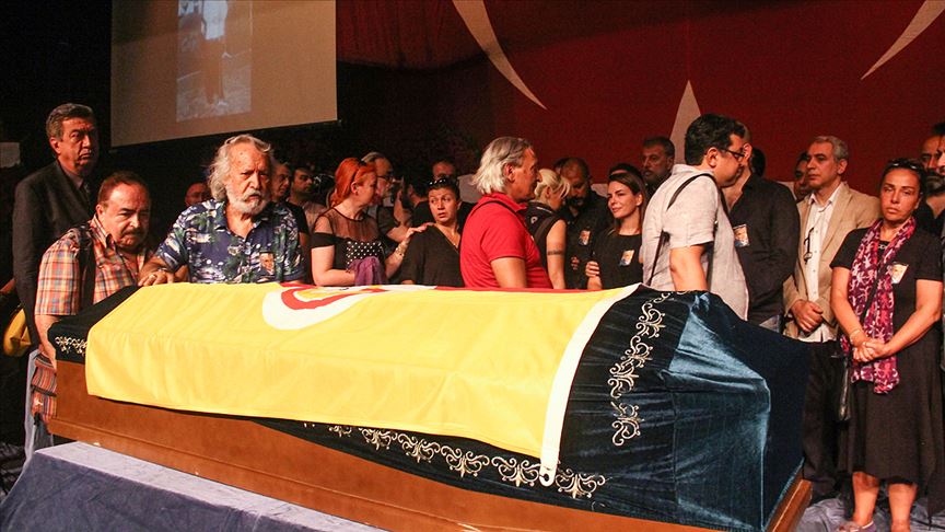 Sanatçı Enis Fosforoğlu son yolculuğuna uğurlandı