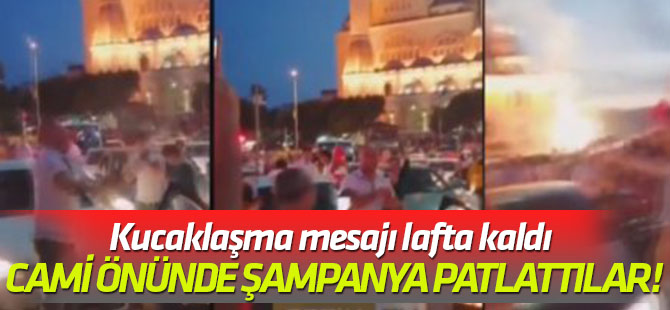Kucaklaşma mesajı lafta kaldı Cami önünde şampanya patlattılar!