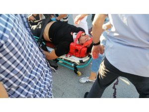 Otomobille çarpışan motosiklet ikiye bölündü: 2 ağır yaralı