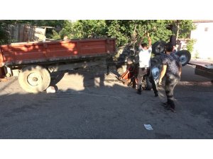 Ters devrilen traktörün üstünden atlayan kişi son anda kurtuldu