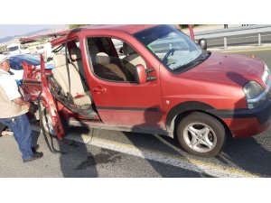 Hafif ticari araç, tıra çarptı:1 ölü,3 yaralı