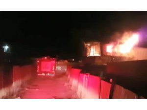 Palet imalathanesindeki konteynerler alev alev yandı