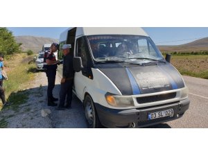 Jandarma işçileri taşıyan servis araçlarını denetledi