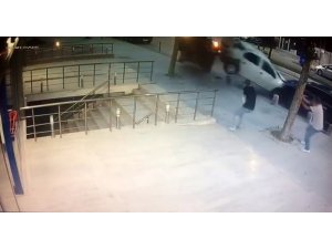 Kaldırıma uçan aracın yayaları teğet geçtiği anlar kamerada