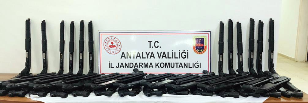 Konya’dan Antalya'ya kaçak üretilmiş  tüfek götürmüşler