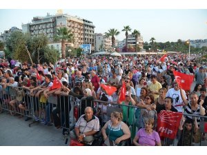 İmamoğlu’nun seçimleri kazanması, Kuşadası’nda kutlandı