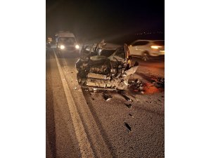 Otomobil Tır’a çarptı: 2 yaralı