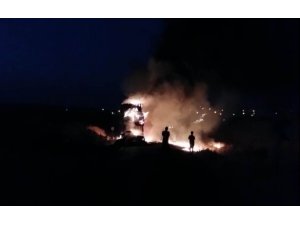 Saman yüklü tırın dorsesi küle döndü