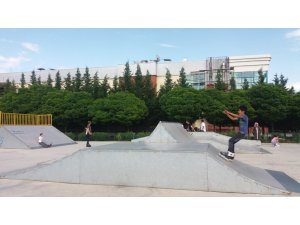 Uşaklı patenci gençler heyecan ve adrenalini bir arada yaşıyor