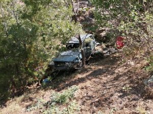 Uçuruma yuvarlanan otomobilden sağ çıktılar