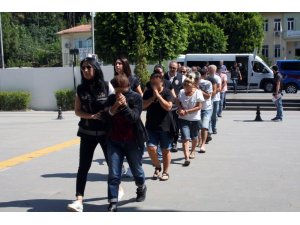 Eşiyle sorun yaşayan kadınları milyonlarca lira dolandırdılar