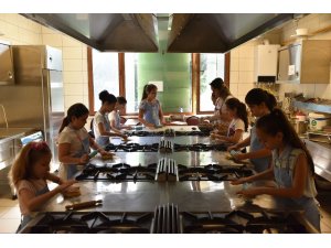 Çocuk aşçılar kolları sıvayıp işe koyuldu