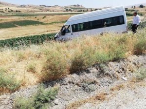 Siirt’te minibüs ile otomobil çarpıştı: 1’i ağır 10 yaralı