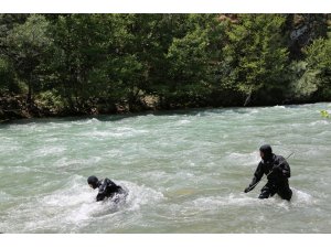 JAK Timleri, otobüsün çarparak Munzur’a düşürdüğü kayıp genç adamı arıyor