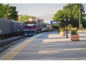 Tahran-Van tren seferlerinin başlama sevinci