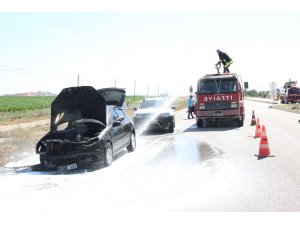 Motor kısmından alev alan otomobil kullanılamaz hale geldi