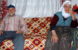 Sevdiğine kaçan 80'lik nine evlendi