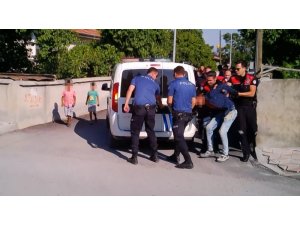 Komşular arasında bıçaklı kavga: 1 yaralı