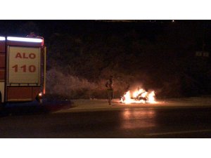 Motosikleti arıza yapınca sinirlenip ateşe verdi, oturarak yanışını seyretti