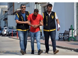 Sokakta oturan kadının elindeki cep telefonunu çaldı