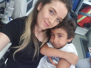 Minibüste kolu sıkışan çocuğu kurtarma çabası kamerada