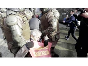 Şili’de ilk ayını dolduran öğretmen eyleminde profesörlere gözaltı