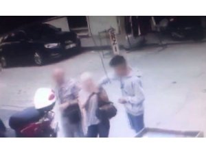 Fatih’te yaşlı turistleri hedef alan kapkaççı kamerada