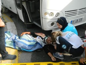 İşçi servisi motosiklete çarptı: 1 ölü