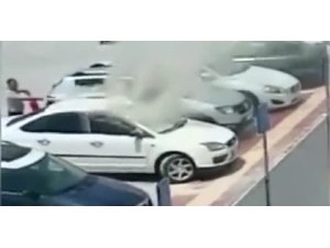 Alev alan otomobildeki engellinin kurtarılma anı kamerada