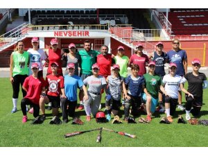 Softbol Kadın Milli Takımı Avrupa Şampiyonası’na hazırlanıyor