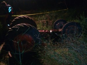 Devrilen traktörün altında kalan sürücü hayatını kaybetti