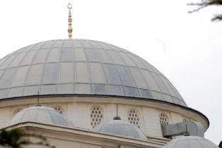 Caminin alemlerini çaldılar