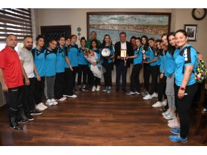 2. Lige çıkan Büyükşehir Hentbol kursiyerleri, sevinçlerini Seçer ile paylaştı