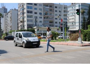 Kırmızı ışıkta geçen yayalara ceza