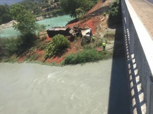 Domates yüklü tır köprüden uçtu: 1 ölü