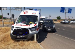 Ambulans ile hafif ticari araç çarpıştı: 2 yaralı