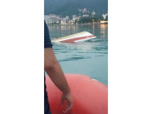 Rize sahilinde balıkçı teknesi alabora oldu