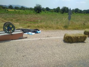 Otoyolda el arabasıyla saman taşırken canından oldu